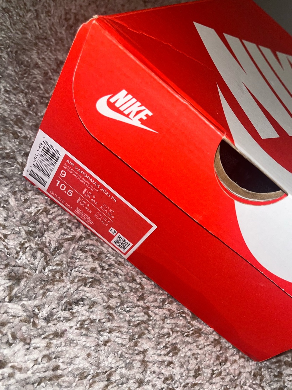 Nike Black/White AIR VaporMax Flyknit Sneakers - Picture 2 of 6